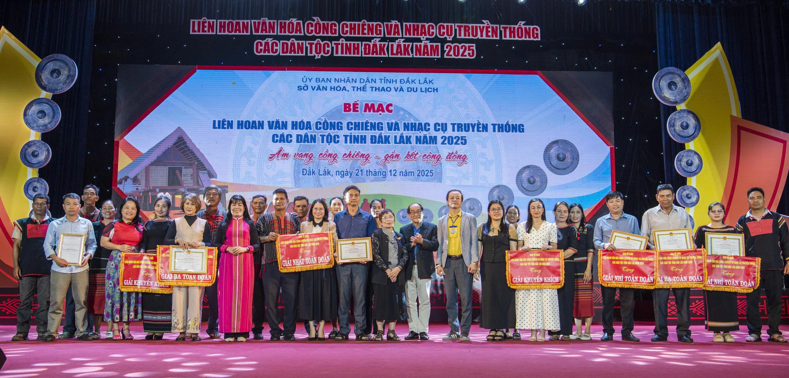 Trao cờ và giải thưởng cho các đơn vị đạt giải